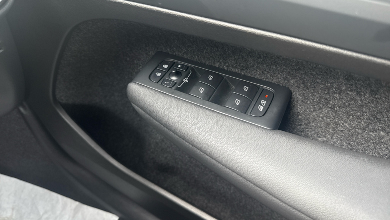 Volvo XC40 2.0 B3P Ultra Dark 5dr Auto Petrol Estate